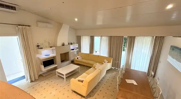 Charming and tastefully furnished villa steps from the sea