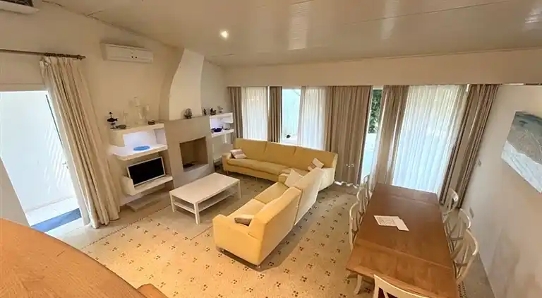 Charming and tastefully furnished villa steps from the sea