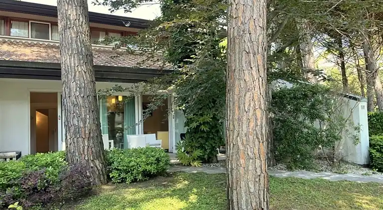 Charming and tastefully furnished villa steps from the sea