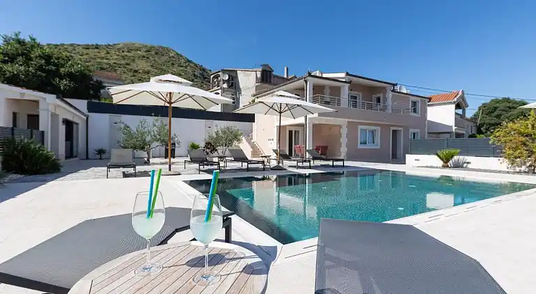 Casa della Cava - private villa in Seget Donji