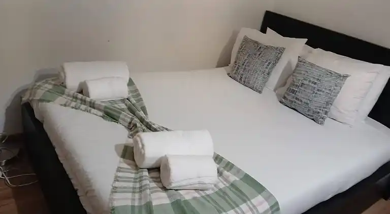 Bright&Spacious Apartment in Sleeps 8 Family&