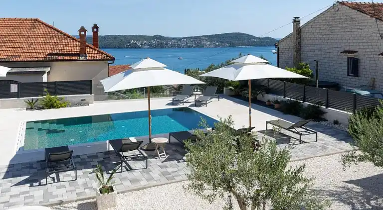 Casa della Cava - private villa in Seget Donji