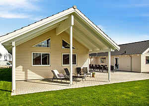 Sleeps 20: Large vacation home with pool