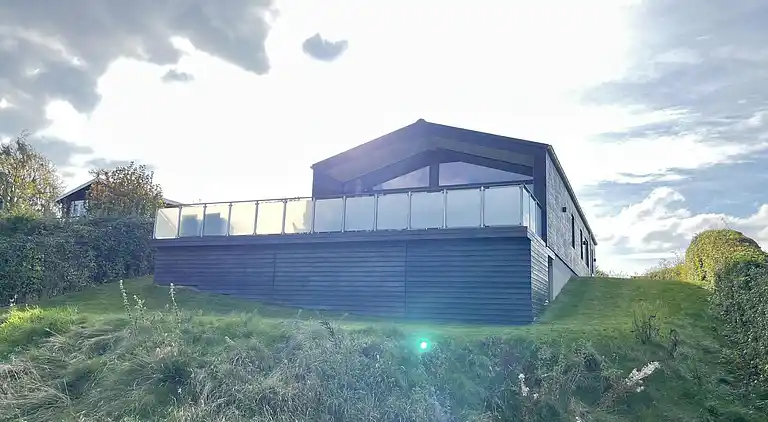 Ferieidyll med natur og byliv rett i nærheten