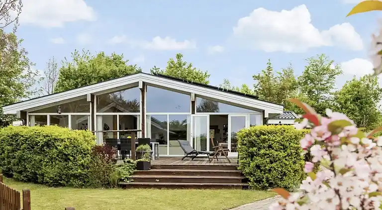 Stort sommerhus tæt på strand og natur