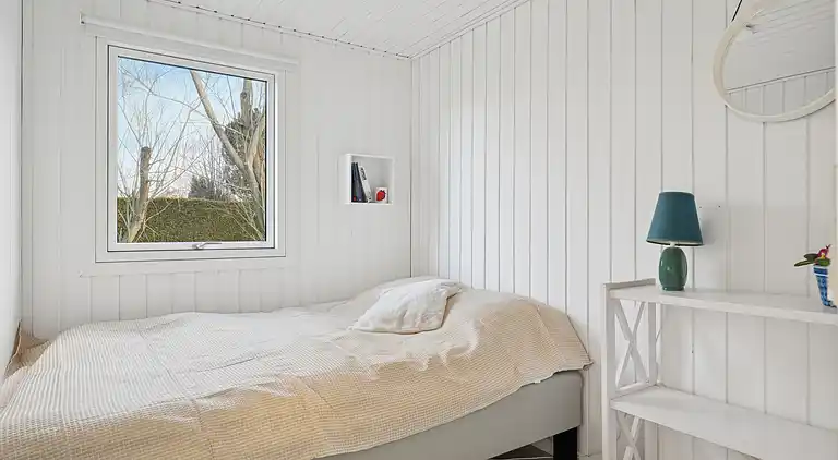 Lyst sommerhus med solrig terrasse og bålsted