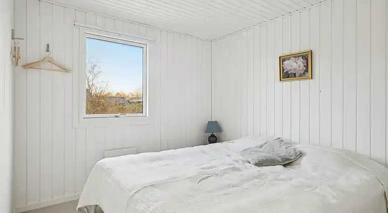 Lyst sommerhus med solrig terrasse og bålsted