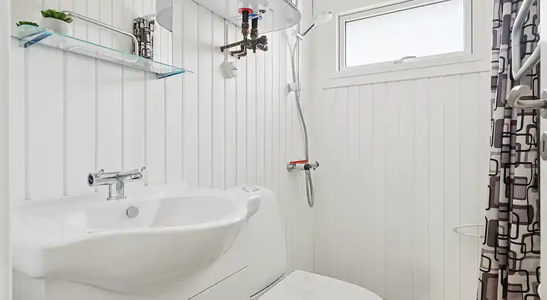 Lyst sommerhus med solrig terrasse og bålsted