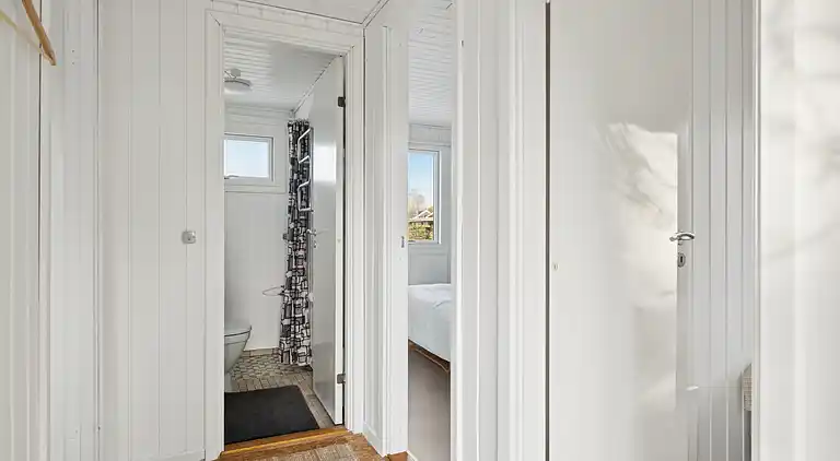 Lyst sommerhus med solrig terrasse og bålsted