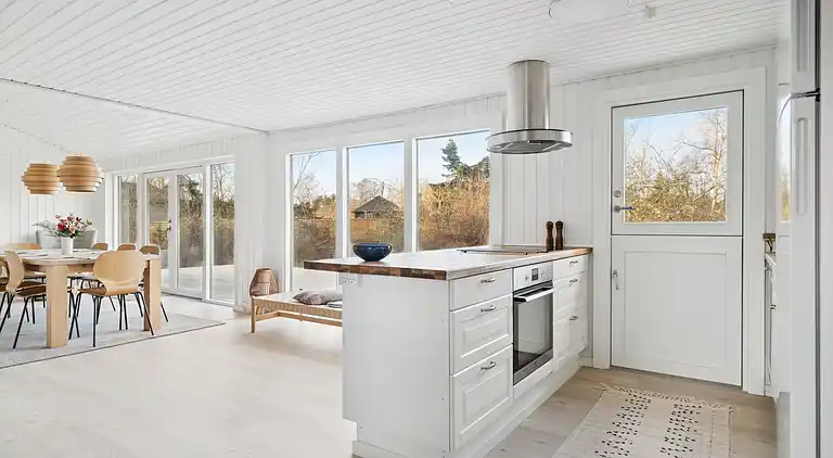 Lyst sommerhus med solrig terrasse og bålsted