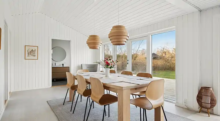 Lyst sommerhus med solrig terrasse og bålsted