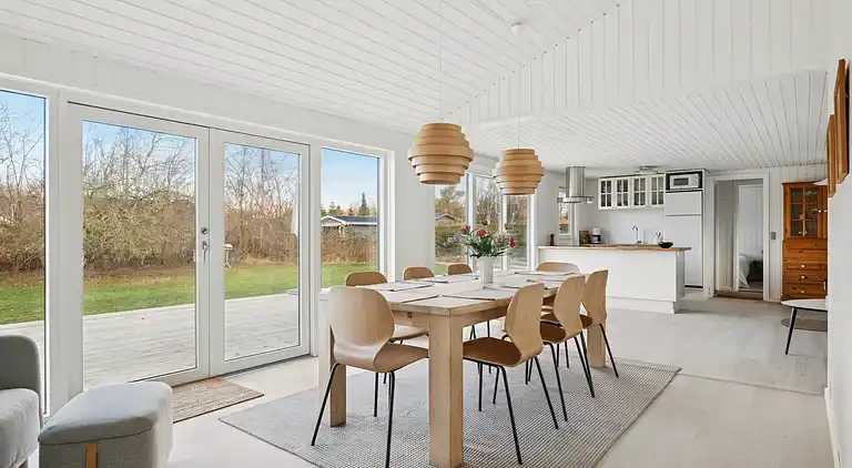 Lyst sommerhus med solrig terrasse og bålsted