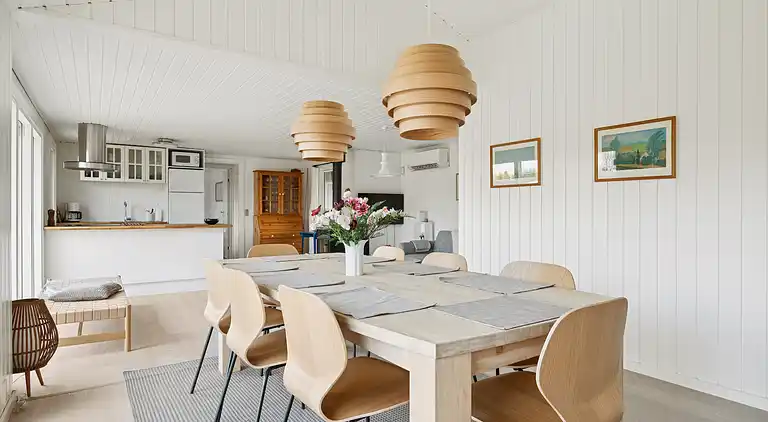 Lyst sommerhus med solrig terrasse og bålsted