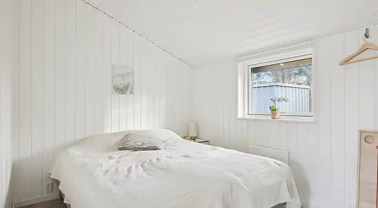 Lyst sommerhus med solrig terrasse og bålsted