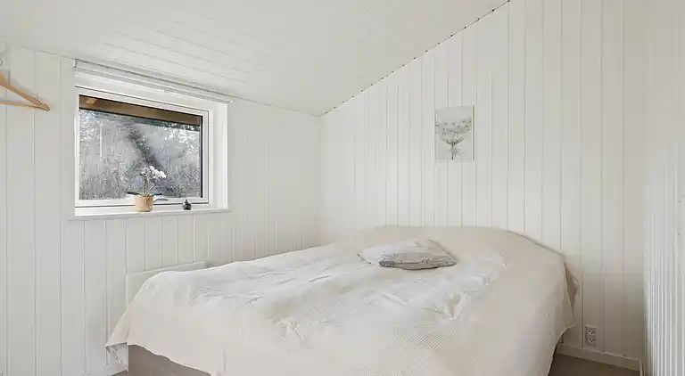 Lyst sommerhus med solrig terrasse og bålsted