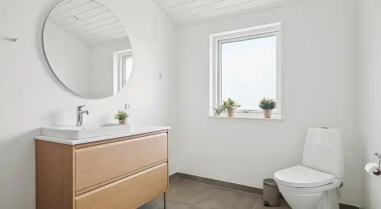 Lyst sommerhus med solrig terrasse og bålsted