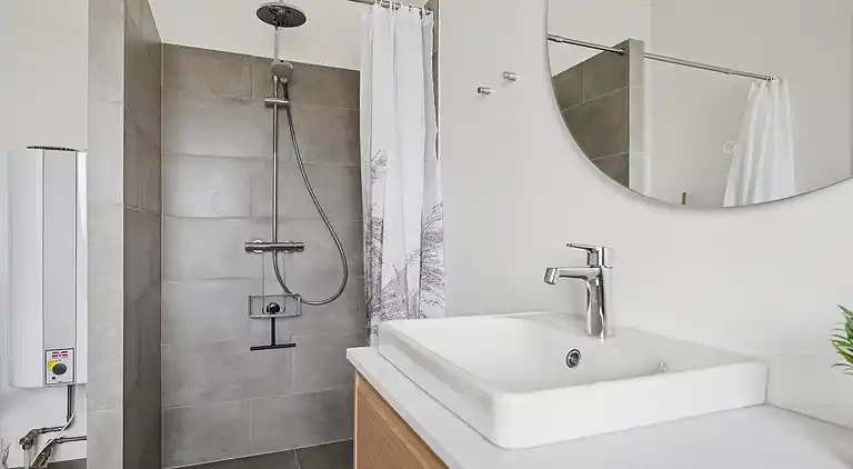 Lyst sommerhus med solrig terrasse og bålsted