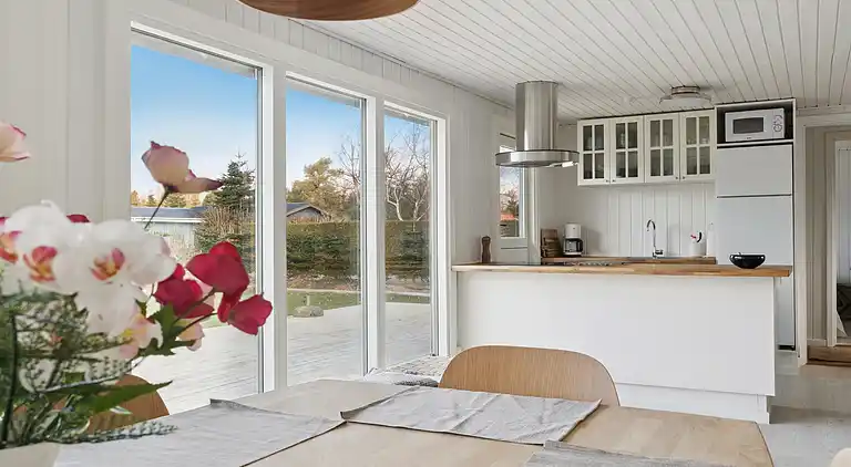 Lyst sommerhus med solrig terrasse og bålsted