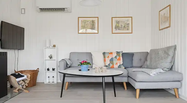 Lyst sommerhus med solrig terrasse og bålsted