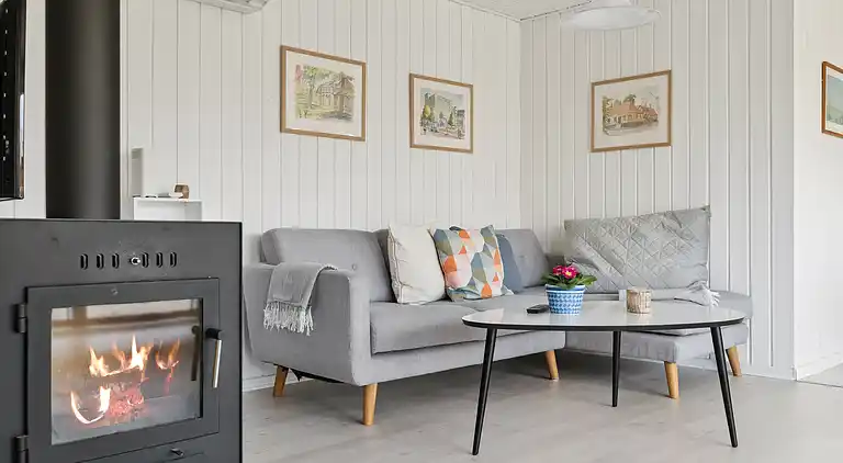 Lyst sommerhus med solrig terrasse og bålsted