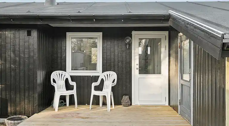 Lyst sommerhus med solrig terrasse og bålsted