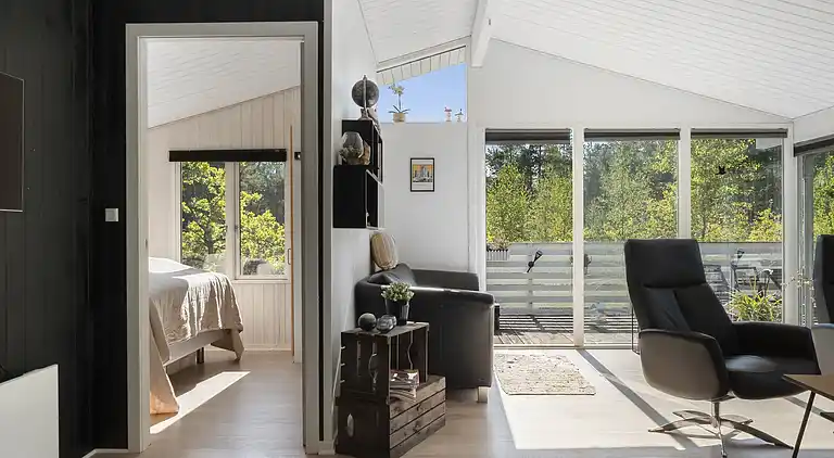 Idyllisk sommerhus midt i naturen på naturgrund