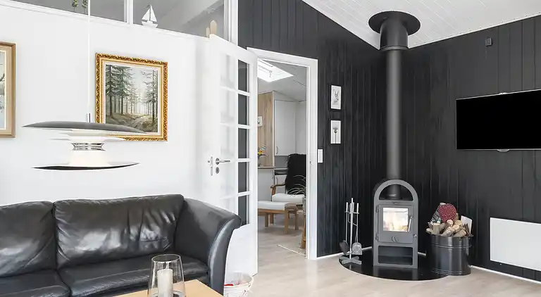 Idyllisk sommerhus midt i naturen på naturgrund