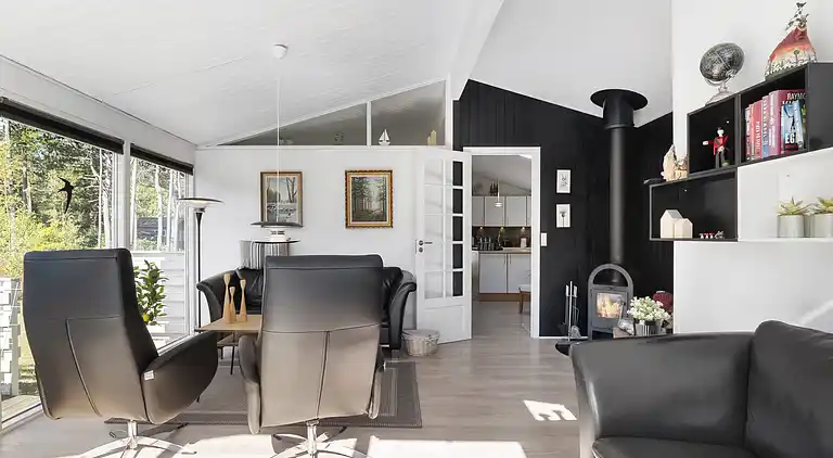 Idyllisk sommerhus midt i naturen på naturgrund