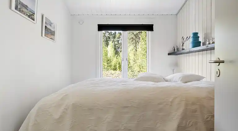 Idyllisk sommerhus midt i naturen på naturgrund