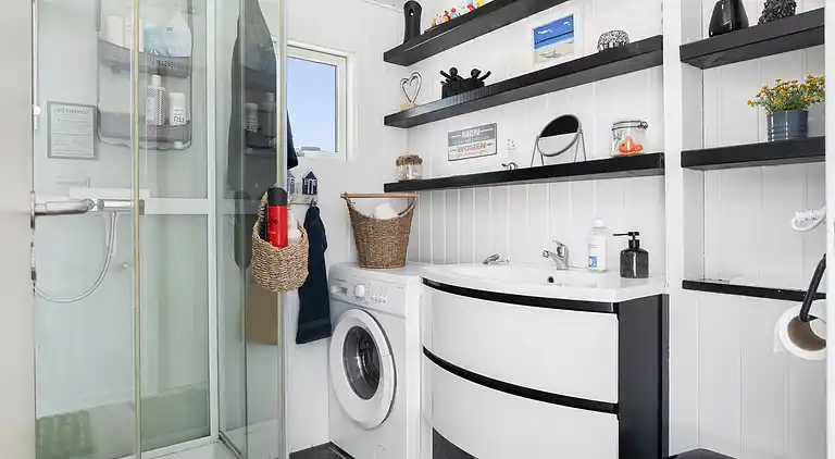 Idyllisk sommerhus midt i naturen på naturgrund