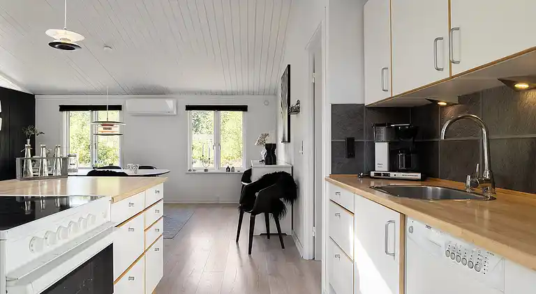 Idyllisk sommerhus midt i naturen på naturgrund