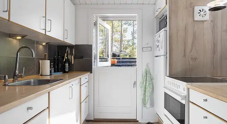 Idyllisk sommerhus midt i naturen på naturgrund