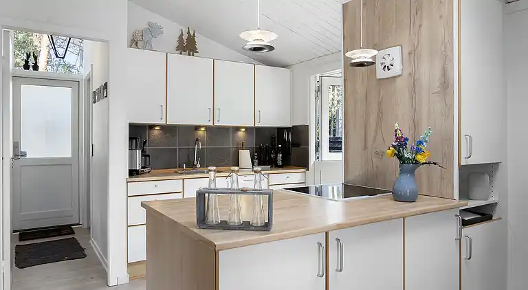 Idyllisk sommerhus midt i naturen på naturgrund