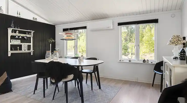 Idyllisk sommerhus midt i naturen på naturgrund