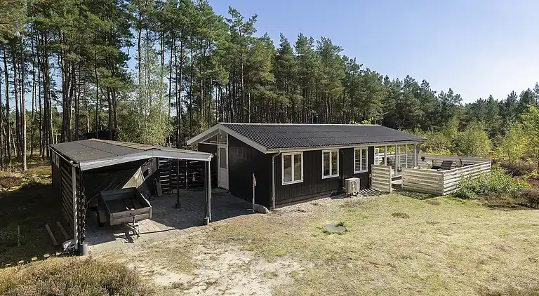 Idyllisk sommerhus midt i naturen på naturgrund