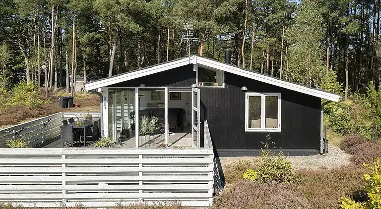Idyllisk sommerhus midt i naturen på naturgrund