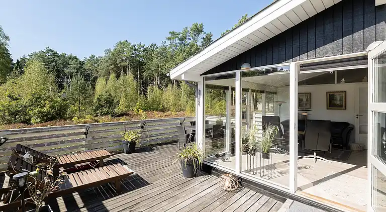 Idyllisk sommerhus midt i naturen på naturgrund