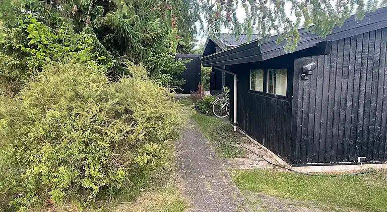 Sommerhus til 2 familier ved vand og boldbaner