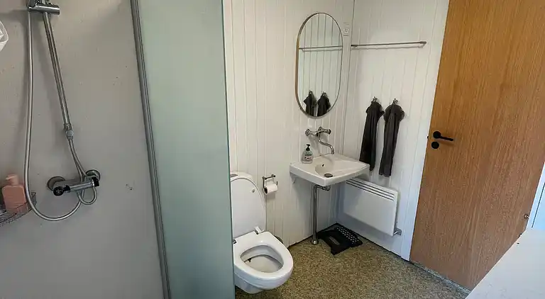 Sommerhus til 2 familier ved vand og boldbaner