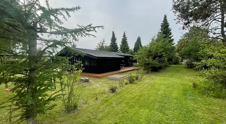 Sommerhus til 2 familier ved vand og boldbaner