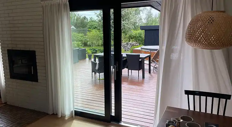 Sommerhus til 2 familier ved vand og boldbaner