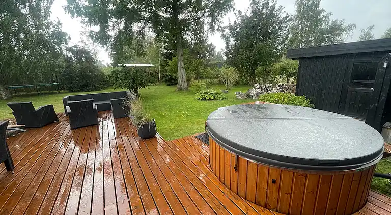 Sommerhus til 2 familier ved vand og boldbaner