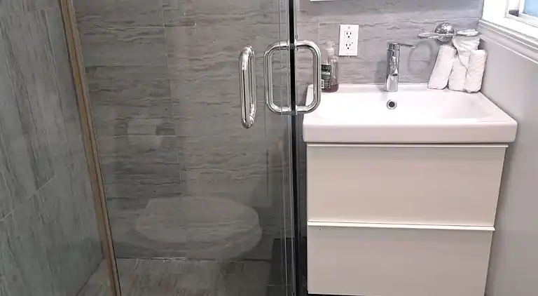 Amazing 3 bedrooms with 3  bedroom apt in the center of