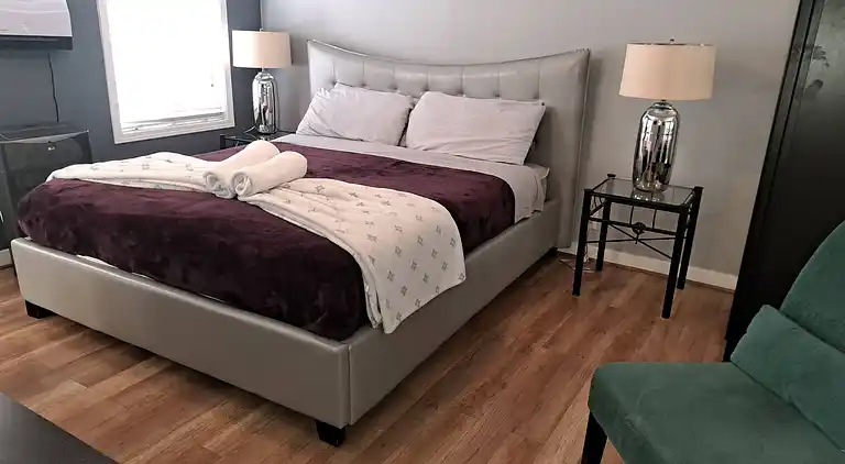 Amazing 3 bedrooms with 3  bedroom apt in the center of