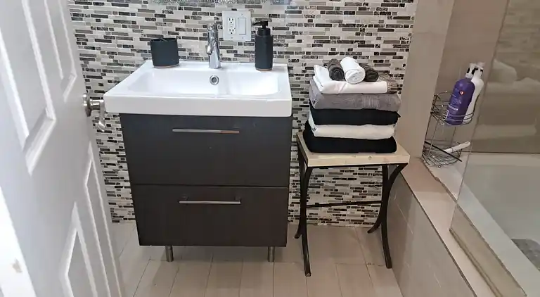 Amazing 3 bedrooms with 3  bedroom apt in the center of