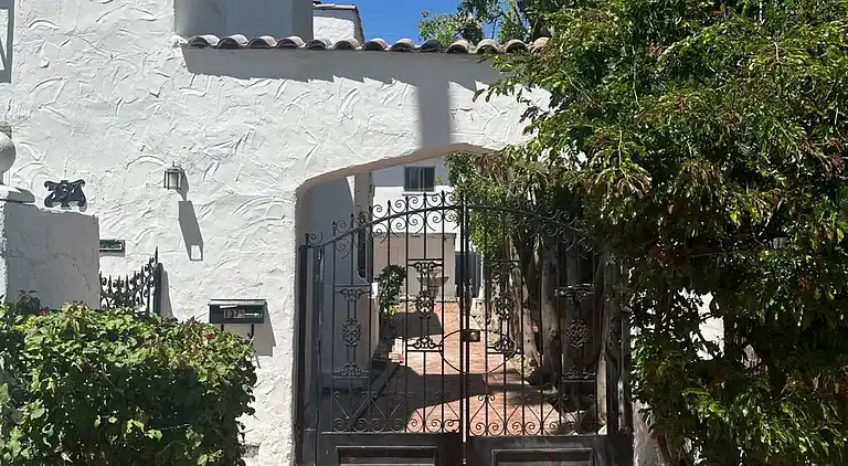 3 bedroom plus 2 baths in Beverly hills