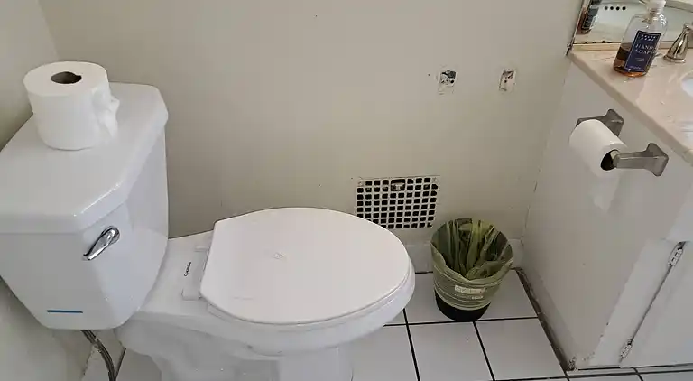 3 bedroom plus 2 baths in Beverly hills