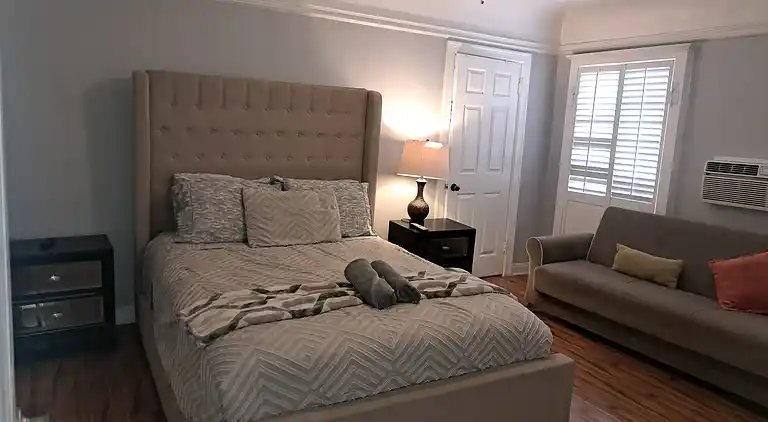 3 bedroom plus 2 baths in Beverly hills
