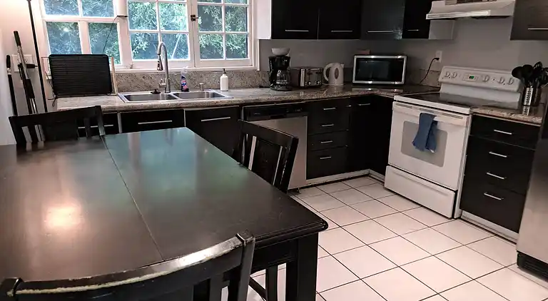 3 bedroom plus 2 baths in Beverly hills
