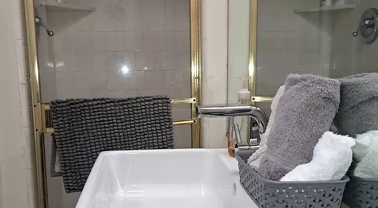 3 bedroom plus 2 baths in Beverly hills